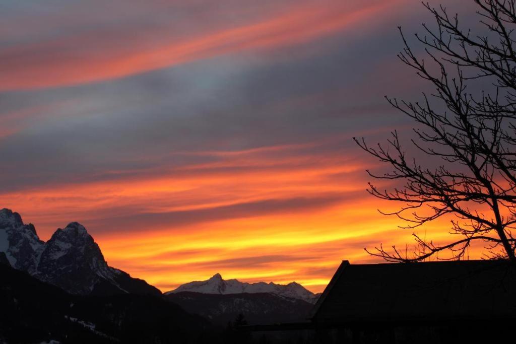 גרמיש-פרטנקירכן Pfeiffer Alm Am Sonnenhang Mit Blick Auf Die Zugspitze מראה חיצוני תמונה