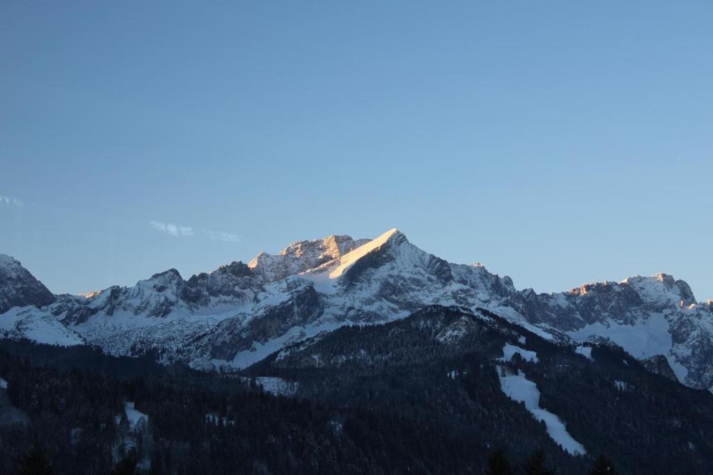 גרמיש-פרטנקירכן Pfeiffer Alm Am Sonnenhang Mit Blick Auf Die Zugspitze מראה חיצוני תמונה