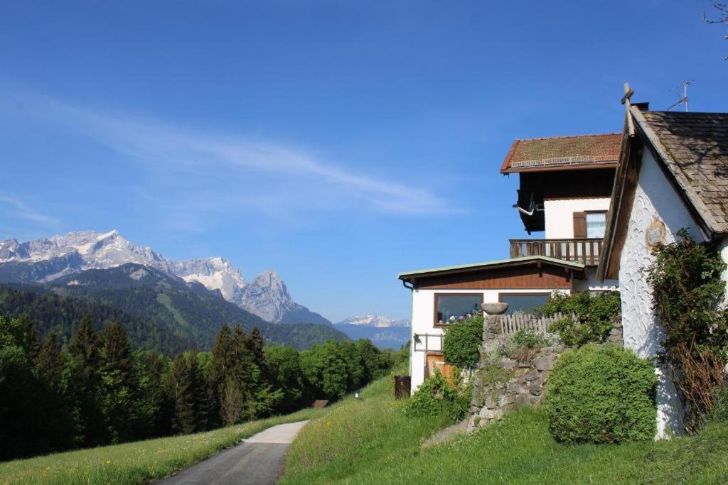 גרמיש-פרטנקירכן Pfeiffer Alm Am Sonnenhang Mit Blick Auf Die Zugspitze מראה חיצוני תמונה